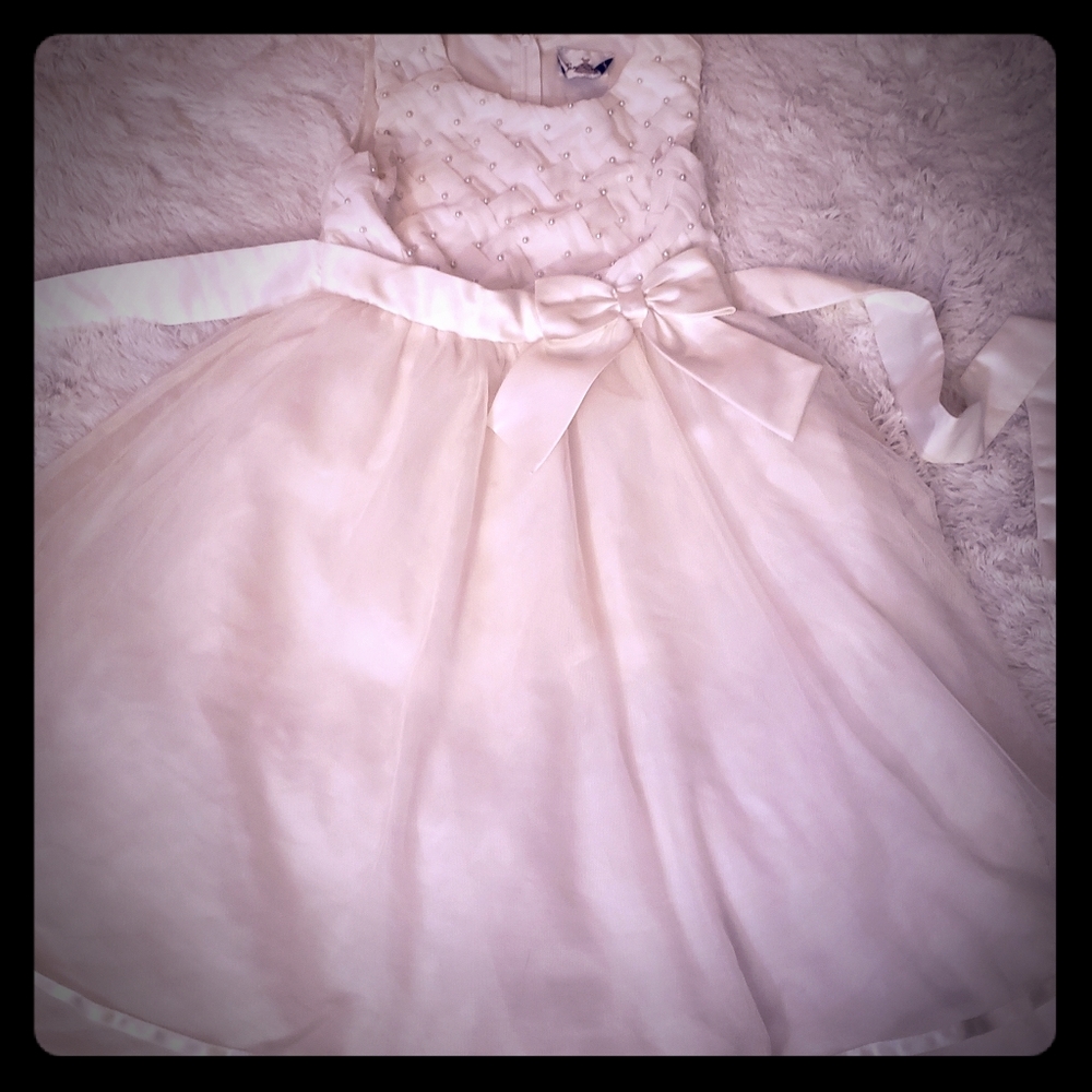 Girls sz 12 off-white dress w/ pearl accent